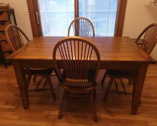 SOLID WOOD KITCHEN TABLE $50 AND CHAIRS $15 EACH- TOTAL FOR TABLE AND 4 CHAIRS AS A SET $100($10DISCOUNT)