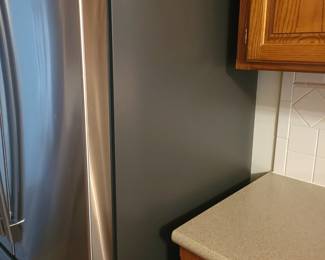 GE GNE27JYMFS 36" French Door Refrigerator with 27 cu. ft. Total Capacity Energy Star LED Lighting Internal Water Dispenser Spill-Proof Shelves in Fingerprint Resistant Stainless Steel New $1,400 to $1,700 our price $500. ice maker in lower half