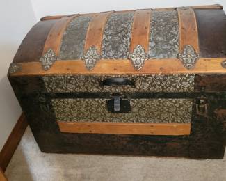 ANTIQUE TRUNK $25