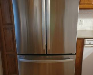 GE GNE27JYMFS 36" French Door Refrigerator with 27 cu. ft. Total Capacity Energy Star LED Lighting Internal Water Dispenser Spill-Proof Shelves in Fingerprint Resistant Stainless Steel New $1,400 to $1,700 our price $500. ice maker in lower half