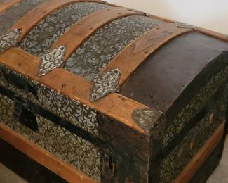 ANTIQUE TRUNK $25