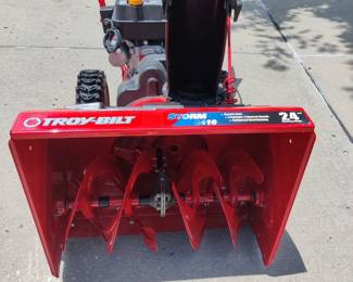 TROY-BILT STORM 2410 24" SNOW THROWER/BLOWER SELLS NEW OVER $1,000 OUR PRICE $300