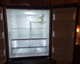 GE GNE27JYMFS 36" French Door Refrigerator with 27 cu. ft. Total Capacity Energy Star LED Lighting Internal Water Dispenser Spill-Proof Shelves in Fingerprint Resistant Stainless Steel New $1,400 to $1,700 our price $500. ice maker in lower half