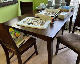 dining table 4 upholstered seat chairs