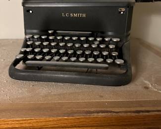 L see Smith vintage typewriter