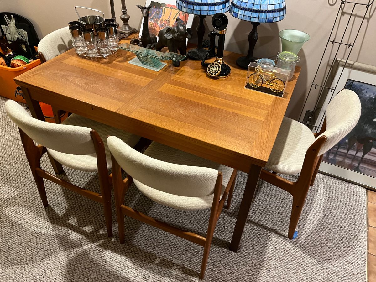 Ansager Mobler Danish Mid-Century Modern extending dining table; eight MCM Benny Lind chairs (four shown here, and four shown in the following photo).