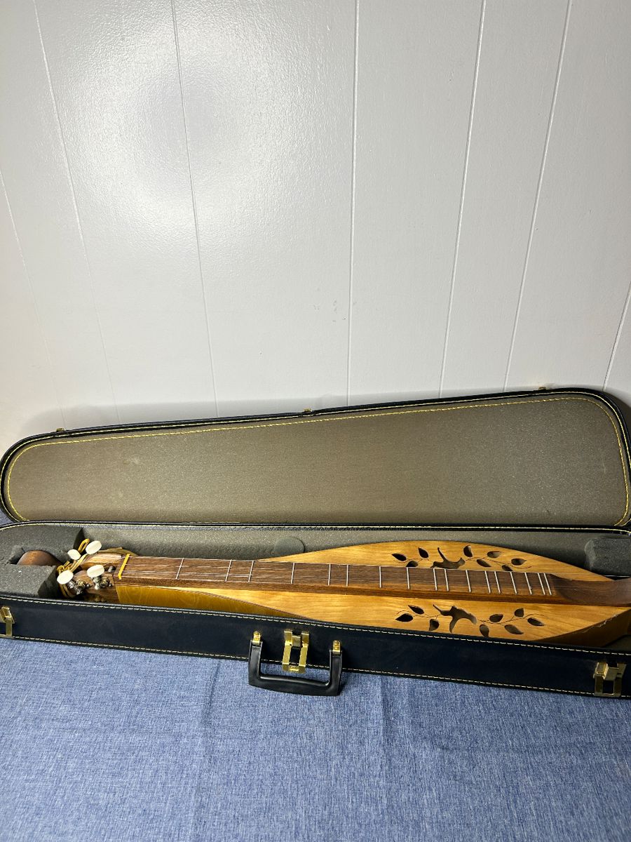 Musical instruments, Vintage items, Art,... starts on 6/1/2024