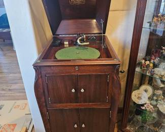 Mohagany Cabinet Victrola with records