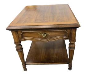 $100 USD     Vintage Drexel Walnut Nightstand End Table EK221-178    Add a touch of elegance to your bedroom with this Vintage Drexel Walnut Nightstand. Made with rich walnut wood, this nightstand exudes sophistication and luxury. Its timeless design and high-quality craftsmanship make it a perfect addition to any bedroom, providing both style and functionality.

Dimensions: 22 x 26 x 21"H

Condition: Very Good Condition. 

Local pick up Merrifield, VA.  Please contact us for shipper suggestions.