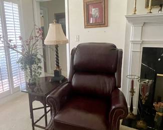 Pair of leather power recliners and pair of double drop leaf Ethan Allen accent tables, floral, pair of lamps, large candle holders