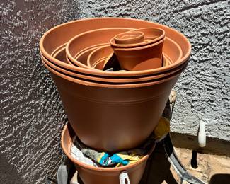 Empty plant pots 