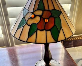Tiffany style tabletop lamp 