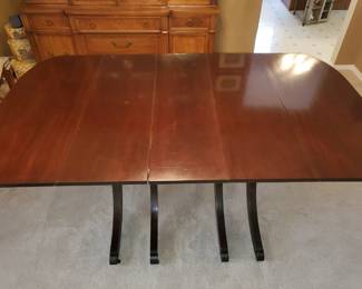 Beautiful pedestal dining table with several leaves
