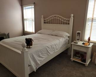 Full size bed w/trundle