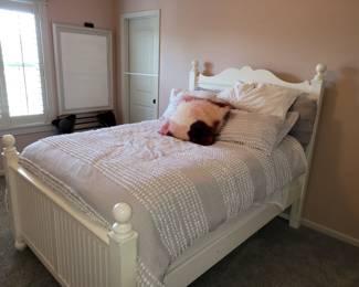 Full size bed w/trundle