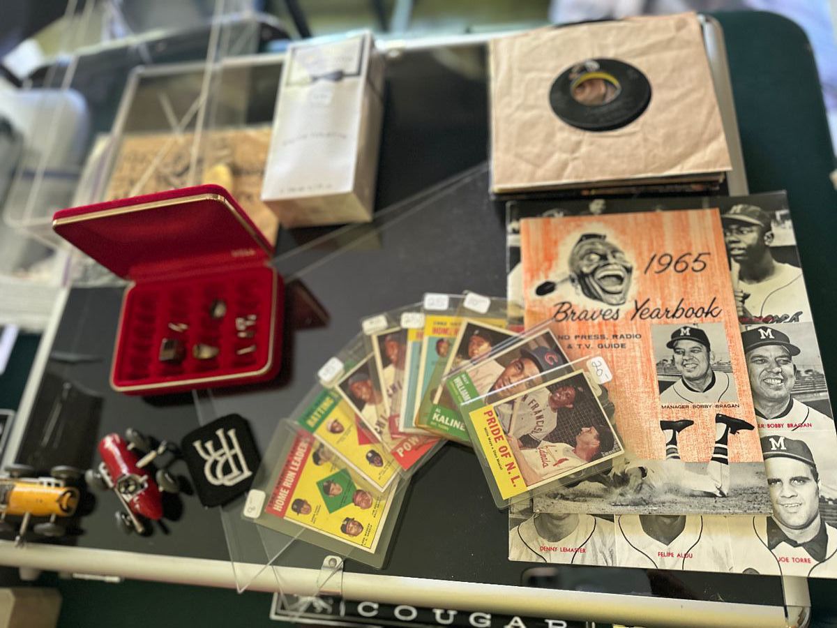 1963 Topps baseball cards, including Hank Aaron, Willie Mayes, Al Kaline, 2 1960s Milwaukee Braves programs