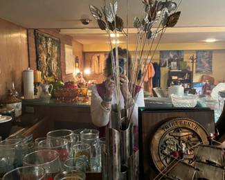 Tubular vase with metal roses