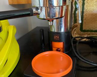 Italian espresso machine. Comes on, heats up, but no coffee to test it with!