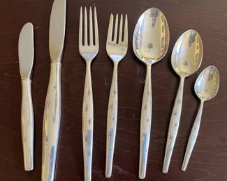 8 dinner knives, 8 ind butters, 9 dinner fork, 8 salad fork, 16 teaspoon, 8 demitasse spoon, 6 tablespoon