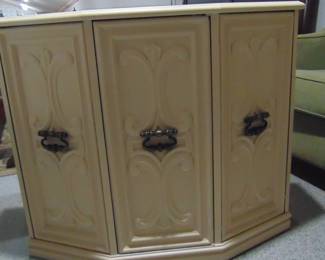 Retro painted foyer chest/table with door  only $20