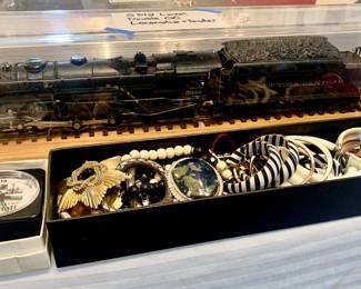 Double 00 #5342 Lionel Locomotive and Tender