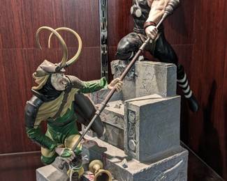 Thor Vs Loki Sideshow Collectibles Statue / Diorama