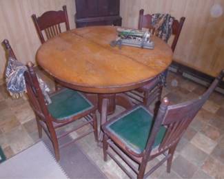 ROUND OAK TABLE & CHAIRS