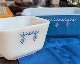 PYREX SNOW FLAKE WHITE W/BLUE