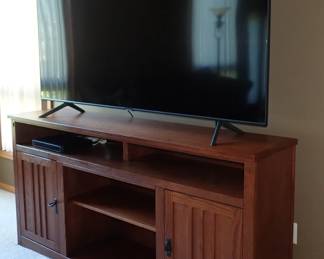 ENTERTAINMENT CENTER - LARGE SCREEN TV