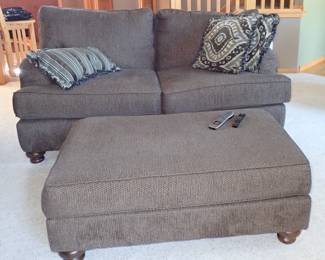 LOVESEAT - OTTOMAN