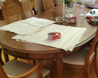 Drexel Heritage table and 8 chairs with leaves and table pads