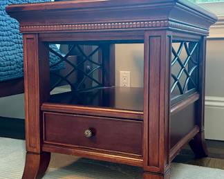 (2) Nightstands with Drawer