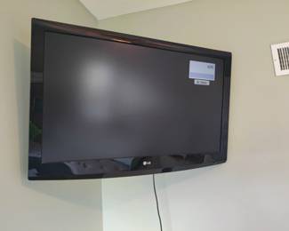 FLAT SCREEN LG TV