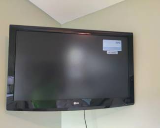 FLAT SCREEN LG TV W/REMOTE.....WALL MOUNT NOT FOR SALE