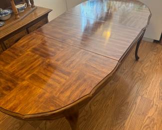 Queen Anne extendable table