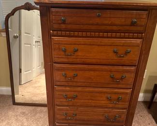 Beautiful 6 drawer excellent all around chest of drawers, buy it right now $100.
