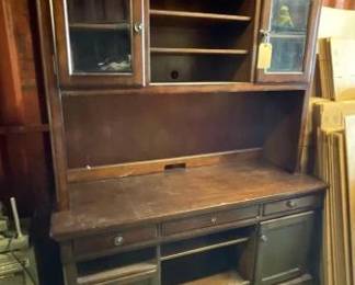 #6520 • Wooden Hutch