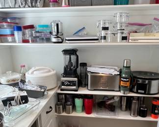 Lots of great kitchen items 