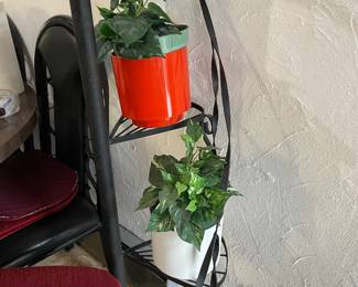 Black Metal Twisting 4 Tier Plant Stand