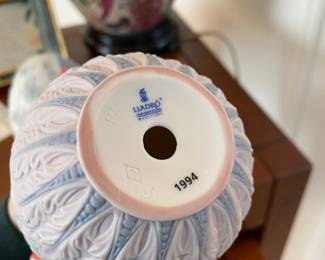 1994 Lladro Swan Egg Figurine 