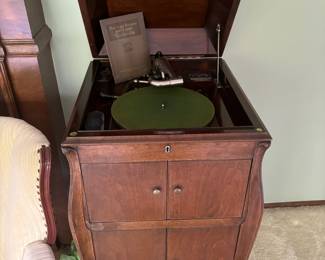 Victor Victrola Phonograph/Record Player