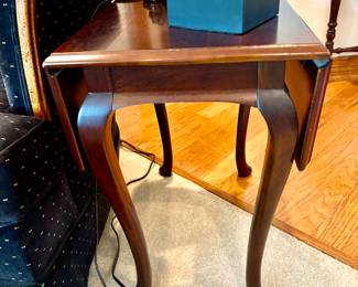 Drop leaf side table