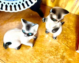 Pair of Goebel Siamese cate
