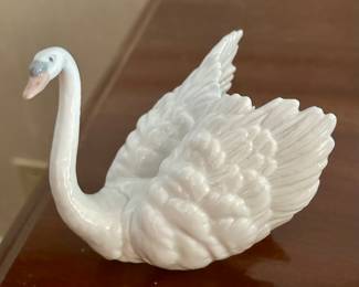 Llardo Swan Figurine