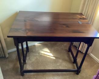 FOLDING TABLE
