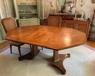 Woodward Lothrop dining room table with 2 extensions and 6 chairs.