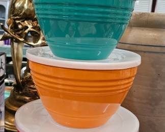 SET OF BOWLS WITH LIDS