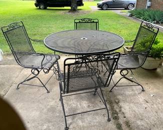 #149 Wrought Iron Round Table d(48"Dx29"T) w/4 bouncy Chairs $150.00
