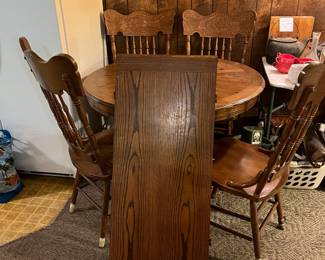 #53 Oak Table w/4 Chairs ,1 Leaf - 42Wx42-60x29T $150.00