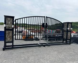 ENTRANCE GATES WITH COLUMNS